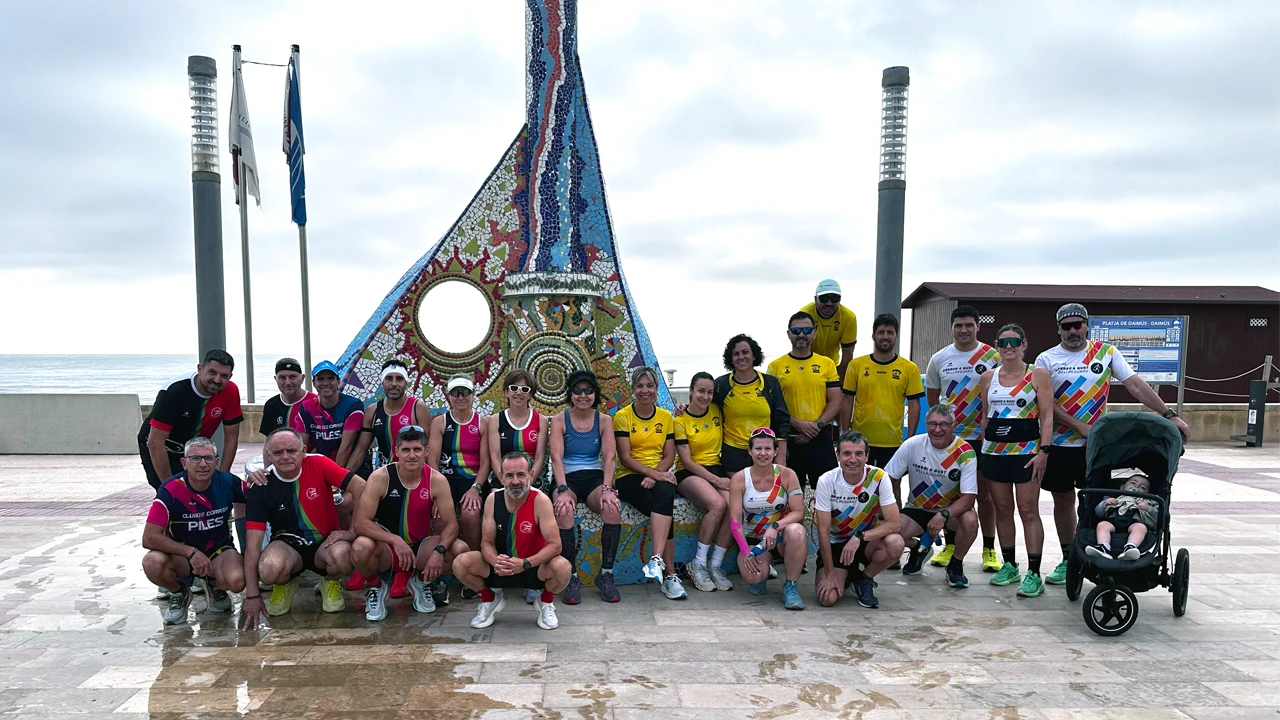 Foto grupal dels corredors de la Mitja Marató Platges del Sud